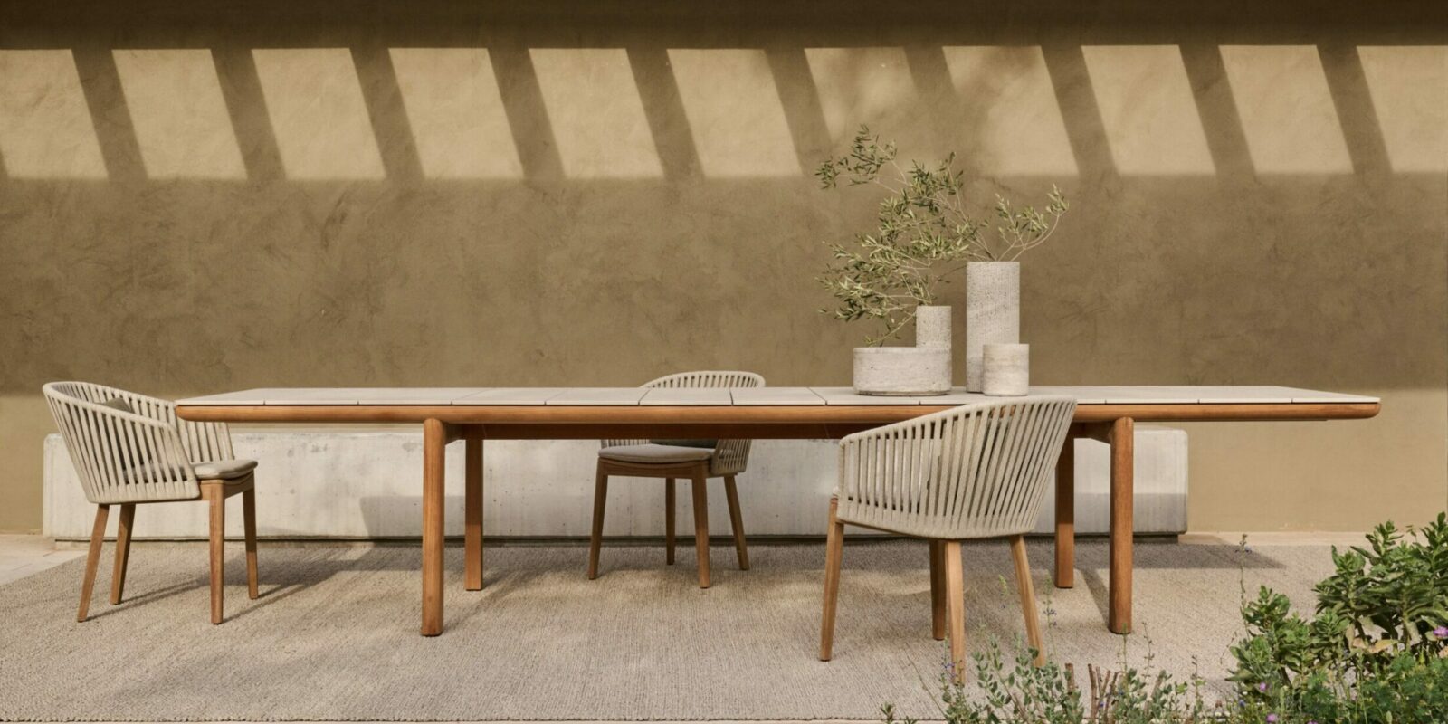 Collection AMANU Table de Repas TRIBU Buxus Bordeaux