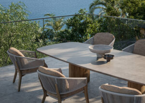 REGALIZ 220 LOW DINING TABLE