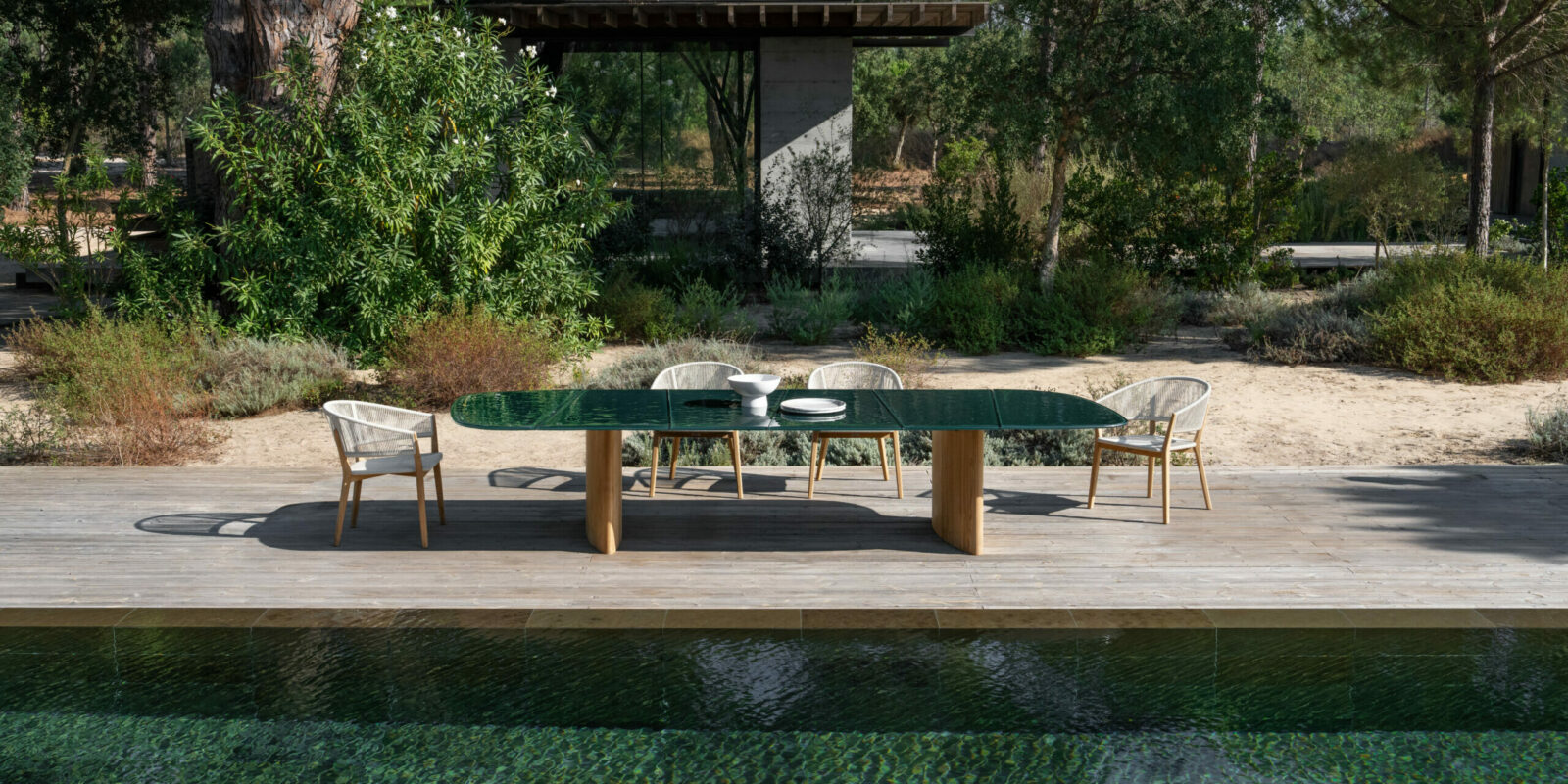 REGALIZ DINING TABLE