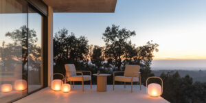 Fauteuil CLUB KORI table basse BRANTA Lampe OTUS