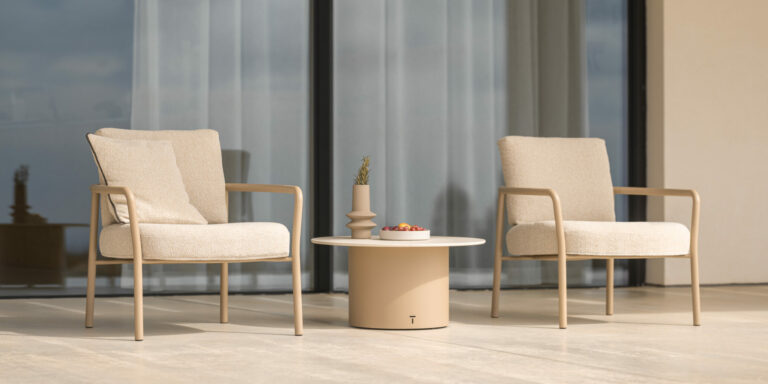 Fauteuil Club KORI table BRANTA